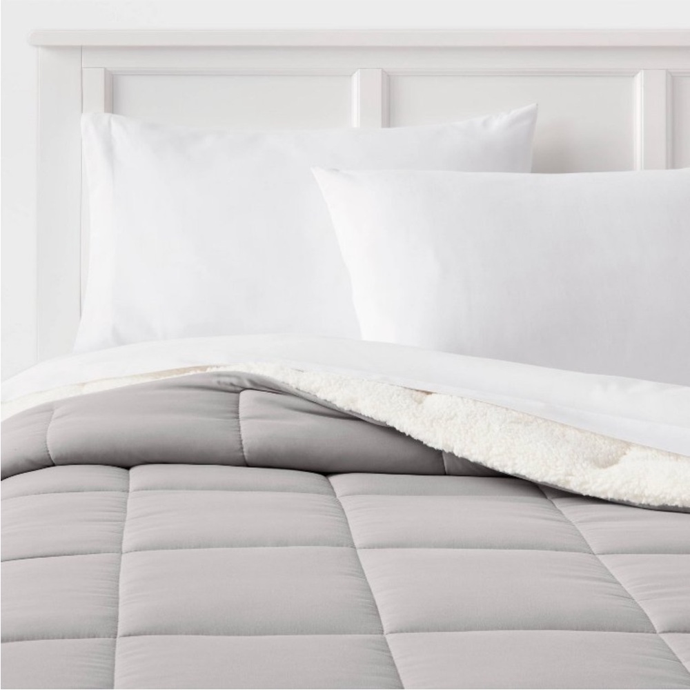 NWT Room Essentials Faux Shearling Microfiber Reversible Comforter